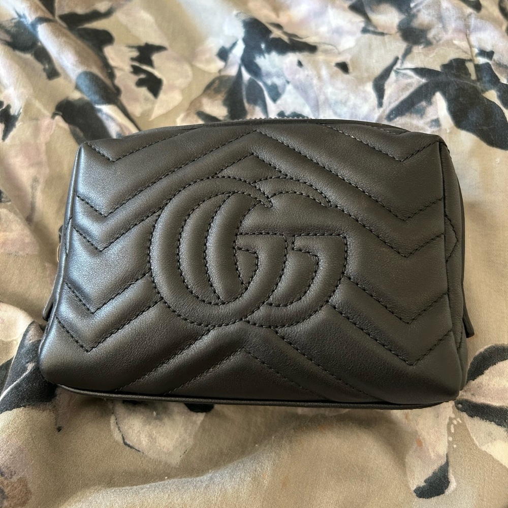 Gucci 476165 Black Leather Cosmetic Case Heart Gold Marmont - Dust Bag included - Picture 2 of 9